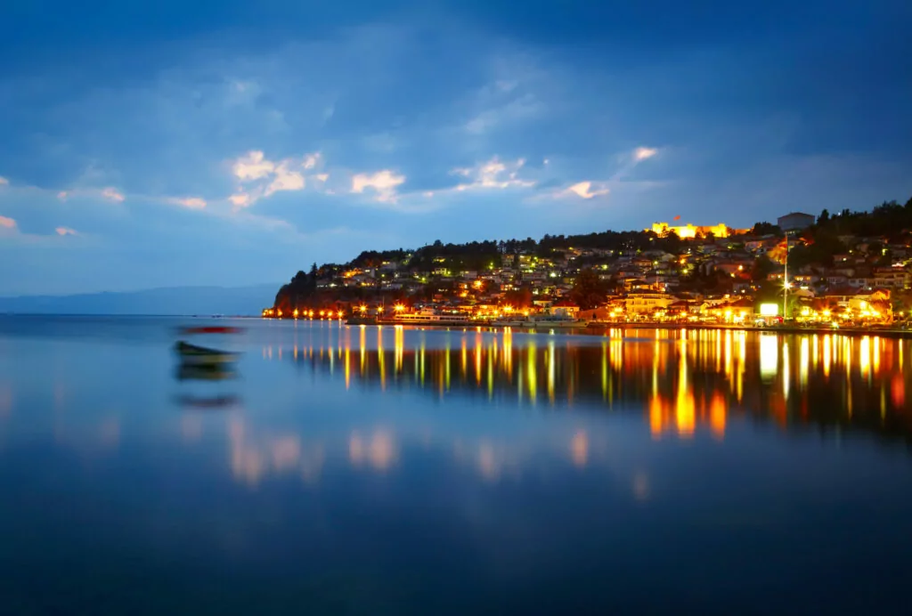 Meer van Ohrid na zonsondergang