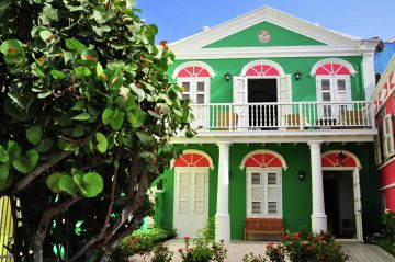Belvilla biedt ook de typisch kleurrijke woningen aan op Curaçao